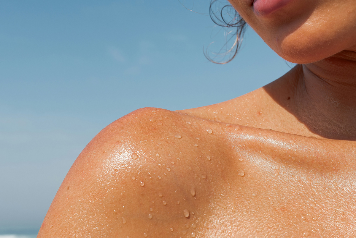 Close up photo of a woman outdoor, under the sun